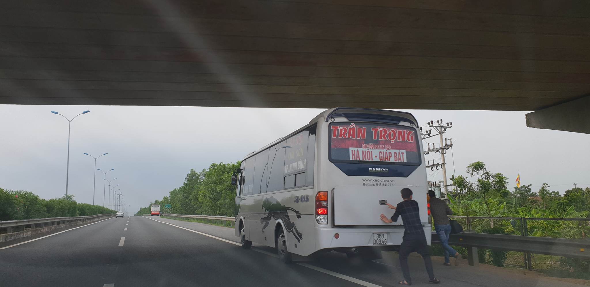 Xe khách Trần Trọng bắt khách dọc đường